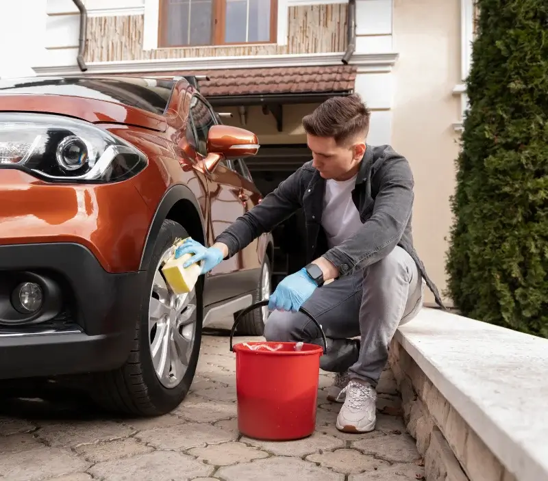 Lavage auto à domicile Chouzé-sur-Loire : professionnel intervenant sur un véhicule